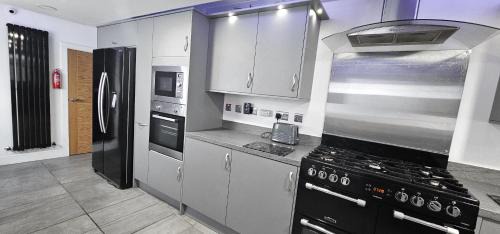 MacMerry Casa | Bridge St 6 Bedroom House - Tranent
