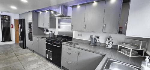 MacMerry Casa | Bridge St 6 Bedroom House - Tranent