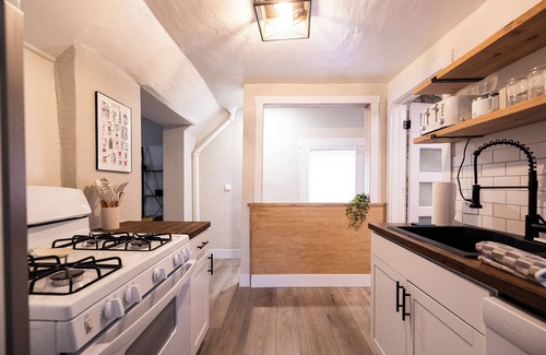 Grand Rapids Apartamento | Bridge St Beauty, Brunch & Bars [4 Beds 1 Bath]