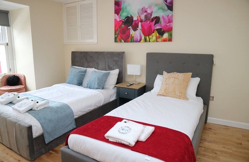 MacMerry Casa | Bridge Street Guest Rooms
