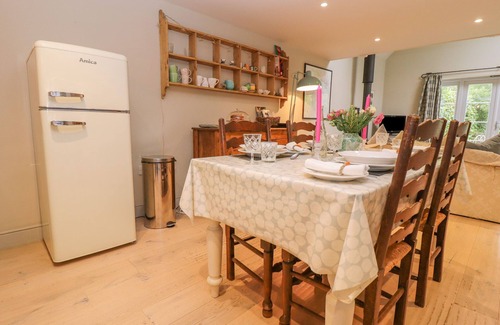 Bishopstone Cabaña | BRIDGE STUDIO, admite mascotas en Broad Chalke, Ref 988924