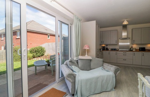 Portskewett Cabaña | BRIDGE VIEW, pet friendly, country holiday cottage in Caldicot