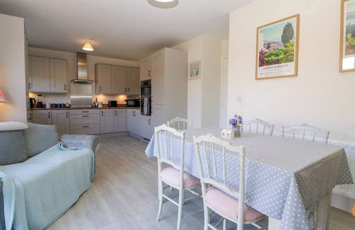 Portskewett Cabaña | BRIDGE VIEW, pet friendly, country holiday cottage in Caldicot