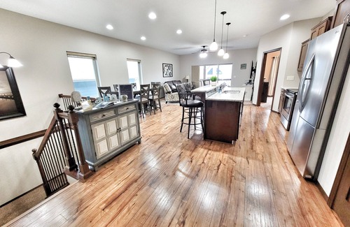 Arnolds Park Cabina | Bridges Bay spacious, well-stocked, kid-friendly home. Fall and winter deals!
