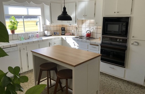 Crockett Casa | Bridgeview - A Clean and Cozy Getaway for Two