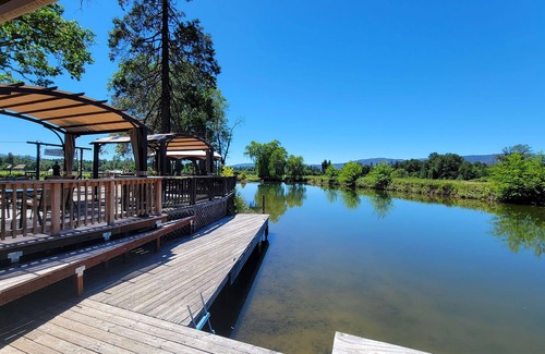 Cave Junction Apartamento | Bridgeview Winery Suite With Gorgeous Mountain Views and Scenic Outdoor Space!