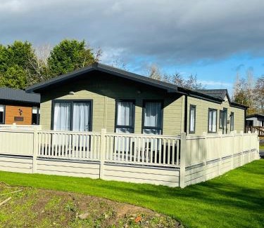 Allerthorpe Casa | Bridgewater Lodge with Hot Tub