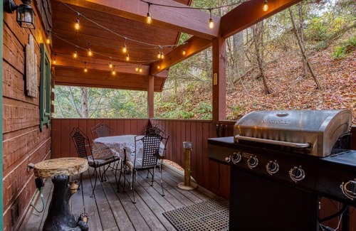 Sevierville Casa | Bridgewood Cabin, Hot Tub, FREE Attraction tickets, WIFI!