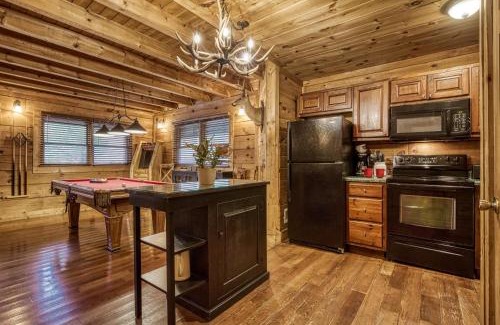 Sevierville Casa | Bridgewood Cabin, Hot Tub, FREE Attraction tickets, WIFI!