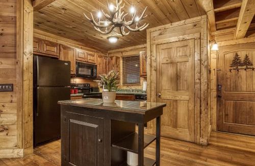 Sevierville Casa | Bridgewood Cabin, Hot Tub, FREE Attraction tickets, WIFI!