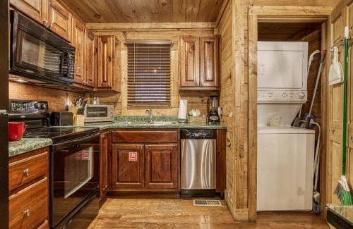 Sevierville Casa | Bridgewood Cabin, Hot Tub, FREE Attraction tickets, WIFI!