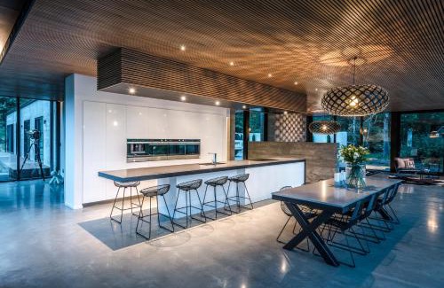 Heathcote Valley Casa | Bridle Path Retreat - Modern Private Luxury