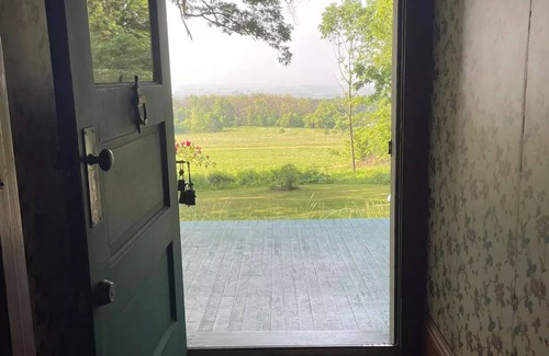 Blue Mounds Casa | Brigham Farmhouse- Driftless Wisconsin Gem