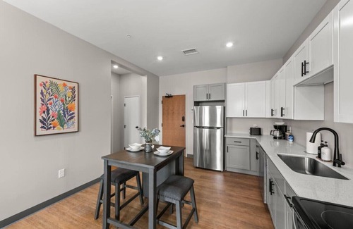 Cleveland Apartamento | Bright 1BDR | Cleveland Clinic | Free Garage