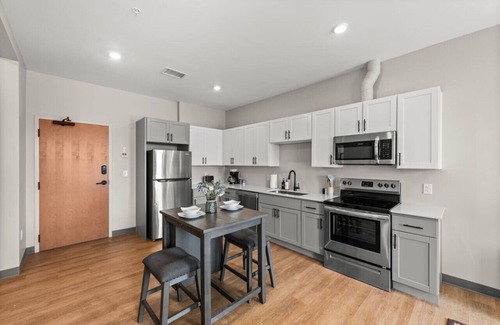 Cleveland Apartamento | Bright 1BDR | Cleveland Clinic | Free Garage