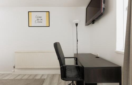 Coldharbour Apartamento | Bright 1BR Flat by Brixton, with Parking and Balcony