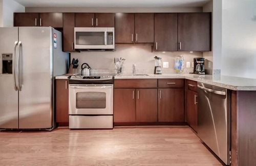 George Washington University Apartamento | Bright 1BR | Upscale Amenities | On-Site Retail | by GLS