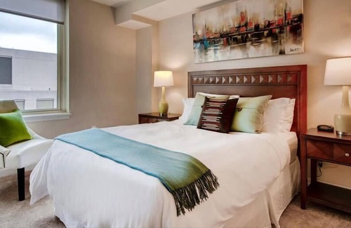 George Washington University Apartamento | Bright 1BR | Upscale Amenities | On-Site Retail | by GLS