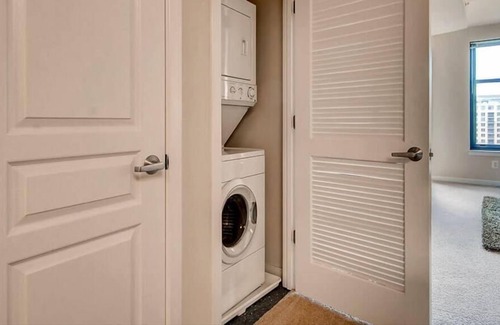 George Washington University Apartamento | Bright 1BR | Upscale Amenities | On-Site Retail | by GLS