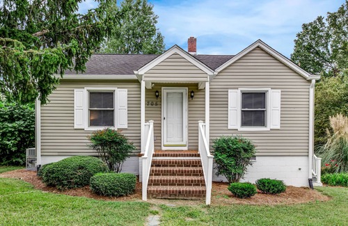 Burlington Casa | Bright 2 bd House, 1.5 mi to Elon University & Shops, Quiet Neighborhood!