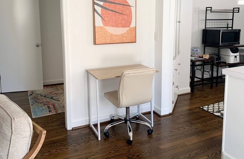 Burlington Casa | Bright 2 bd House, 1.5 mi to Elon University & Shops, Quiet Neighborhood!