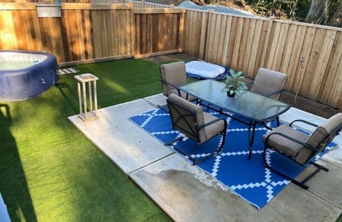Saanichton Casa | Bright 2 Bed 2 Bath with Spa-like Ensuite & HotTub