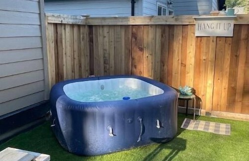 Saanichton Casa | Bright 2 Bed 2 Bath with Spa-like Ensuite & HotTub