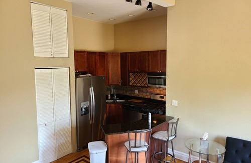 Grand Boulevard Condominio | Bright 2 Bed/2 Bath Condo With Patio Less Than 10 Mins From Major Attractions