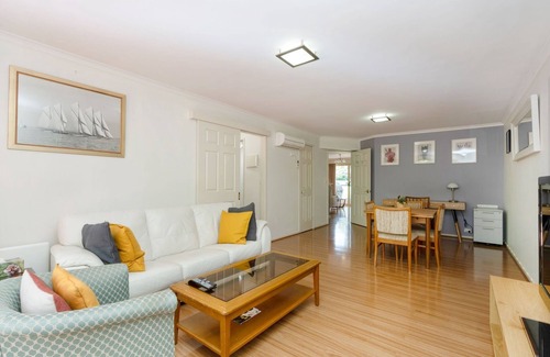 Narrabundah Apartamento | Bright 2-Bed Apartment Near Scenic Attractions