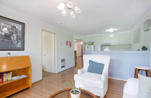Narrabundah Apartamento | Bright 2-Bed Apartment Near Scenic Attractions