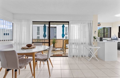 Moffat Beach Apartamento | Bright 2-Bed Top-Floor Flat Near Moffat Beach