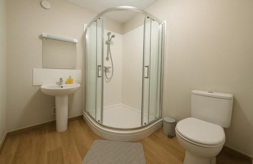 Taunton Apartamento | Bright 2-Bed Top Floor Flat, Full Kitchen, Parking