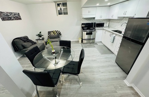 Erin Mills Casa | Bright 2 bedroom basement home in prime location with laundry room & parking🅿️