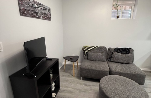 Erin Mills Casa | Bright 2 bedroom basement home in prime location with laundry room & parking🅿️
