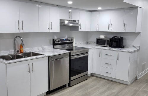 Angus Apartamento | Bright 2 Bedroom Entire Basement Apartment