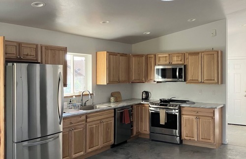 Hotchkiss Casa | Bright 2-bedroom house in quiet family neighborhood with views of Mount Lamborn