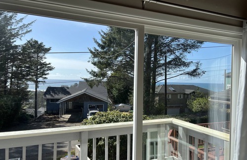 Nelscott Cabaña | Bright 2 bedroom with ocean and forest views - pet friendly!
