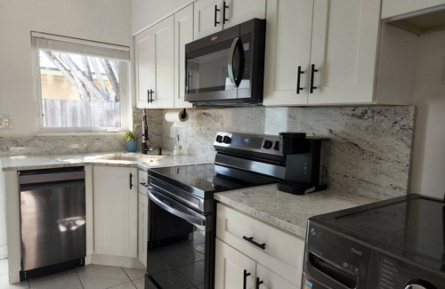 Poinciana Park Casa | Bright 2-BR &backyard mins to las olas/beach/airport