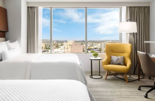Downtown Long Beach Hotel | Bright 2 Double Beds | Near Long Beach Attractions