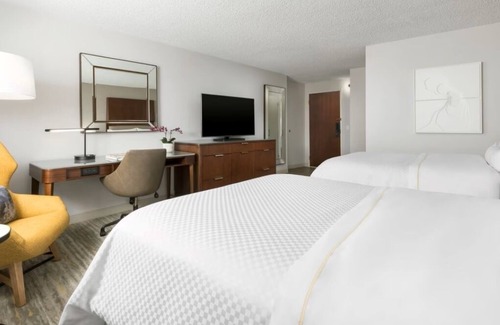 Downtown Long Beach Hotel | Bright 2 Double Beds | Near Long Beach Attractions