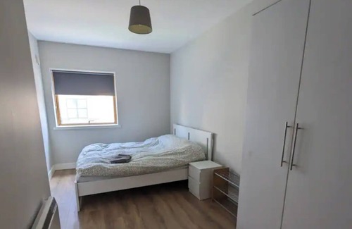Dublin Apartamento | Bright 2BD Flat with Private Balcony - Dublin