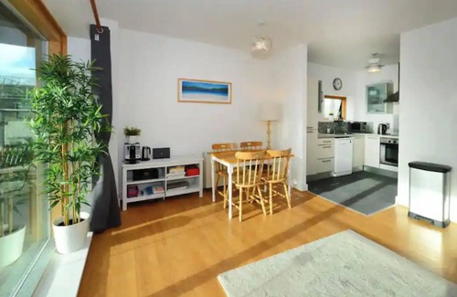 Dublin Apartamento | Bright 2BD Flat with Private Balcony - Dublin