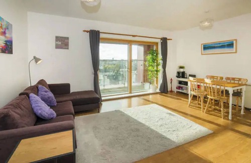 Dublin Apartamento | Bright 2BD Flat with Private Balcony - Dublin