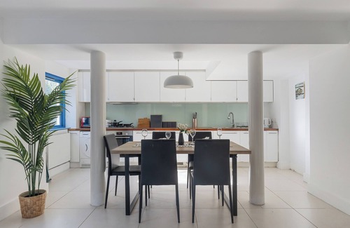 Hanger Hill Apartamento | Bright 2BDR Flat w/Garden | 8min walk to Central