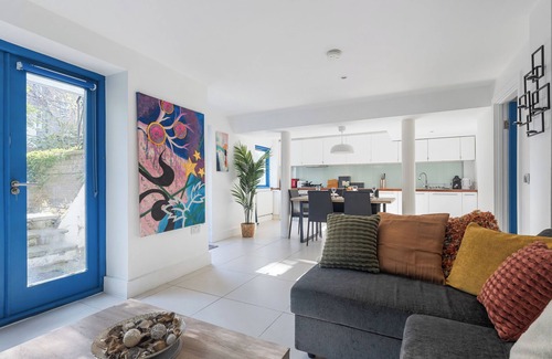Hanger Hill Apartamento | Bright 2BDR Flat w/Garden | 8min walk to Central