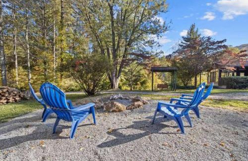 Hendersonville Casa | Bright 2BR Cabin with Sunroom Firepit Near Trails