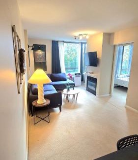 Lower Lonsdale Apartamento | Bright 2BR Close to Seabus, and Lower Lonsdale