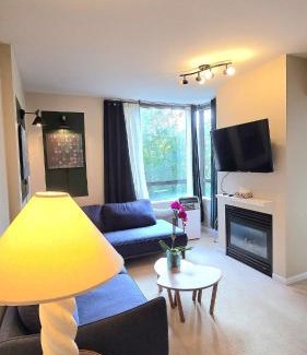 Lower Lonsdale Apartamento | Bright 2BR Close to Seabus, and Lower Lonsdale