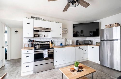 Rincon Heights Apartamento | Bright 2BR Oasis – Desert Charm & BBQ Nights!