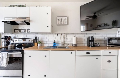 Rincon Heights Apartamento | Bright 2BR Oasis – Desert Charm & BBQ Nights!